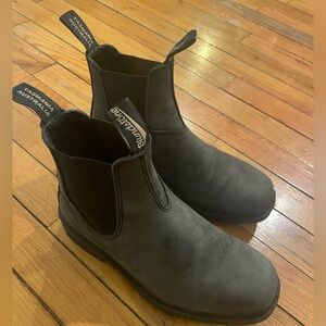 Blundstone boots size 8.5 lightly used, no longer fit after pregnancy. $220 new
